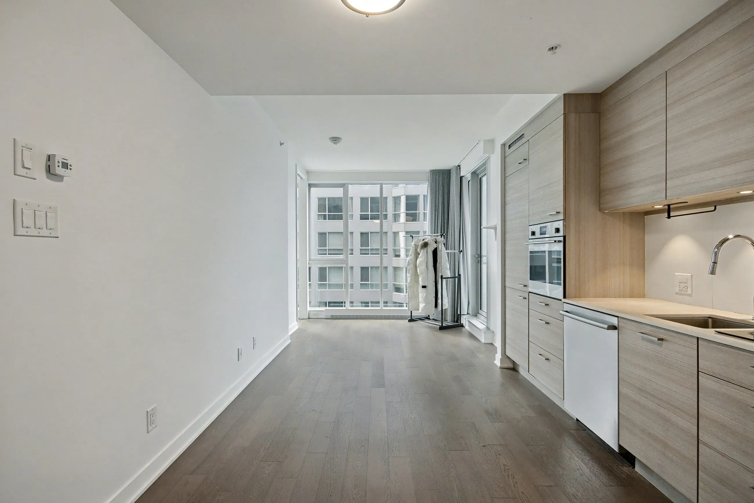 Aire de vie ouverte sur la cuisine, fenestration pleine hauteur