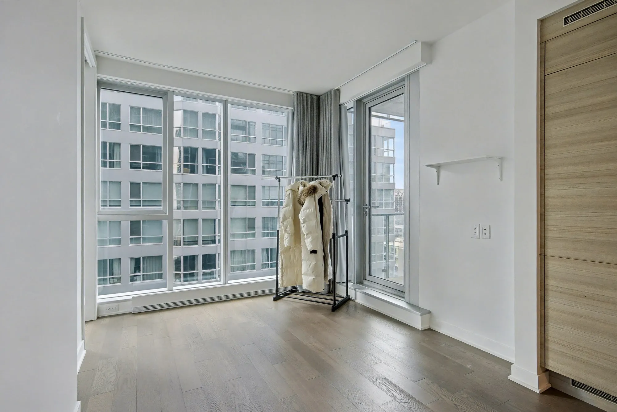 Chambre avec fenestration pleine hauteur