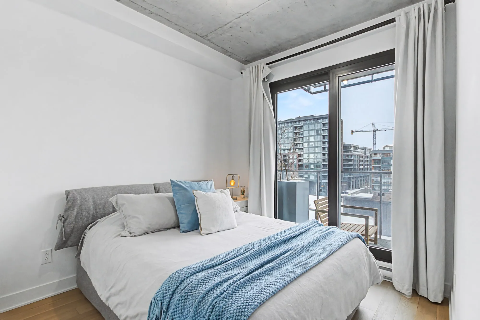 Chambre avec accès au balcon
