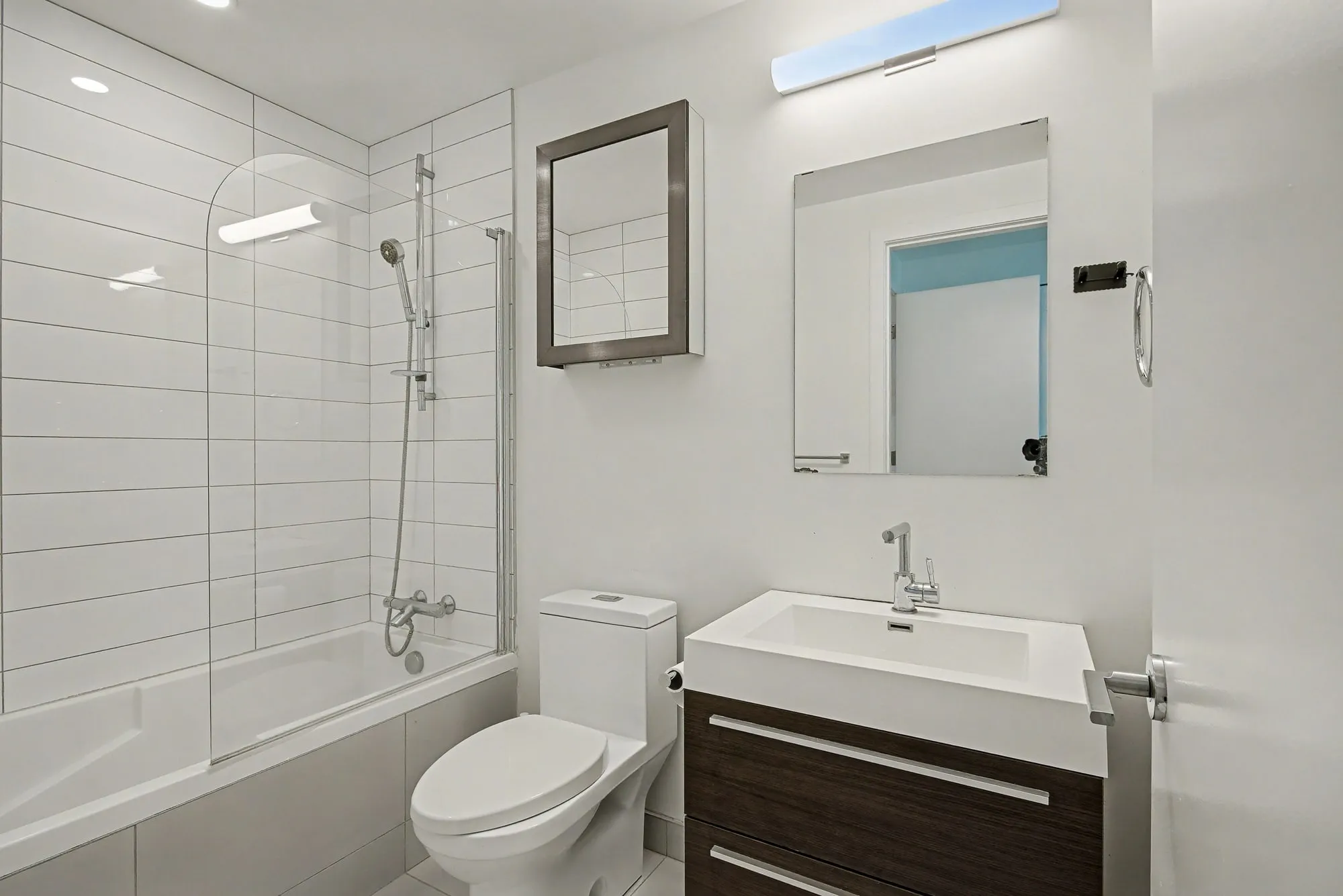 Salle de bain avec vanité et douche