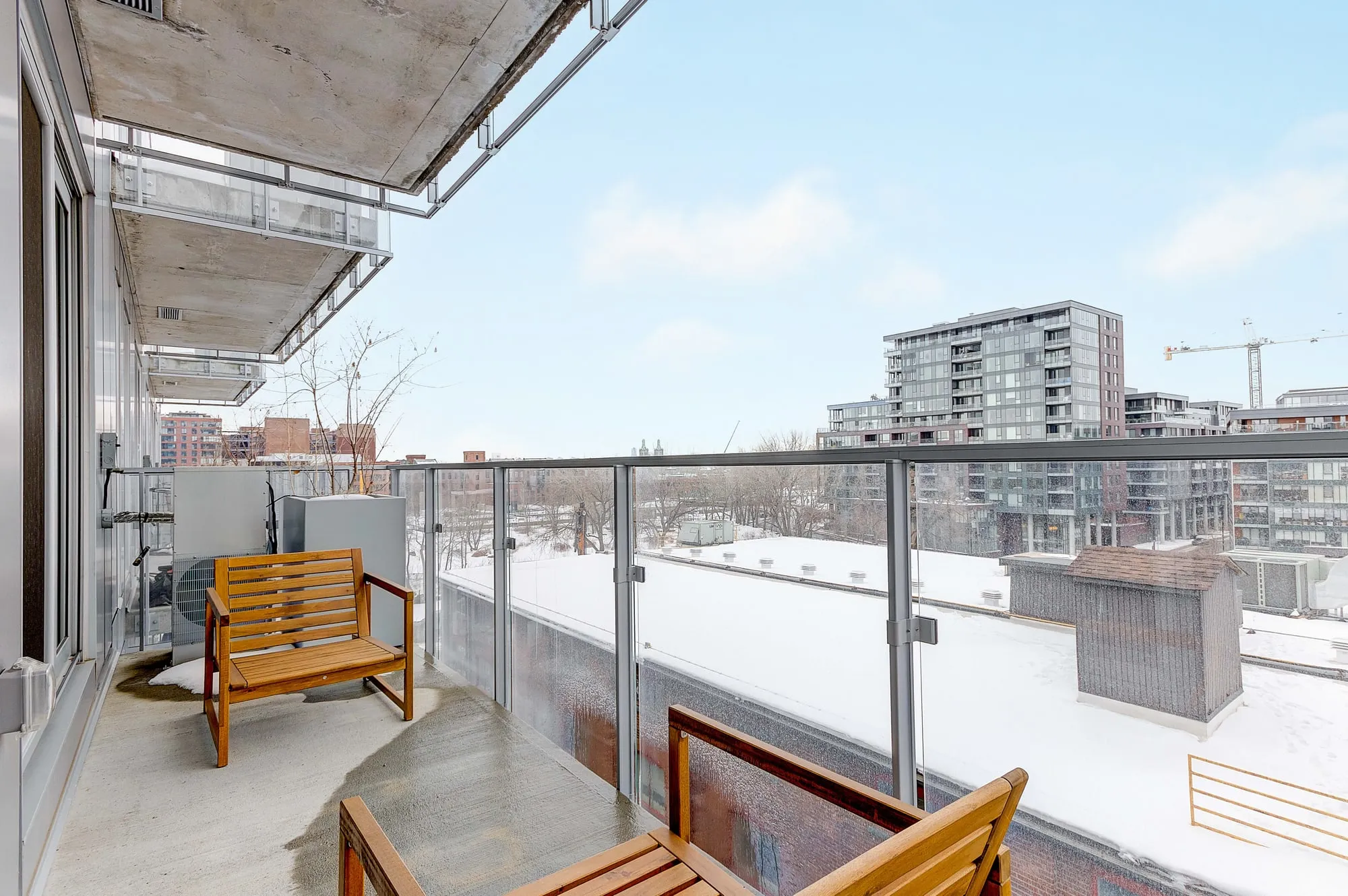 Balcon privé avec vue dégagée sur le quartier