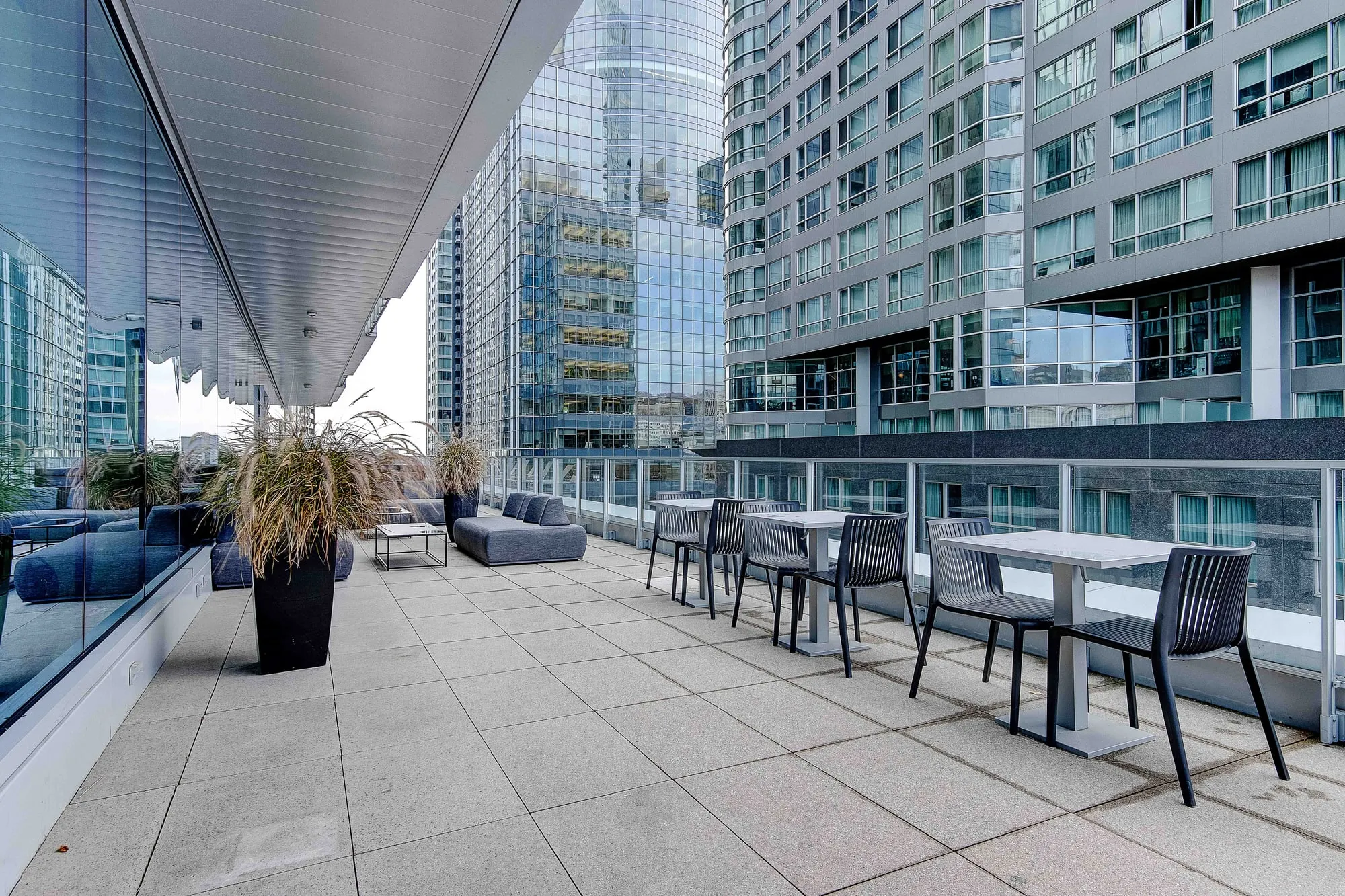 Terrasse commune sur le toit avec mobilier et vue urbaine