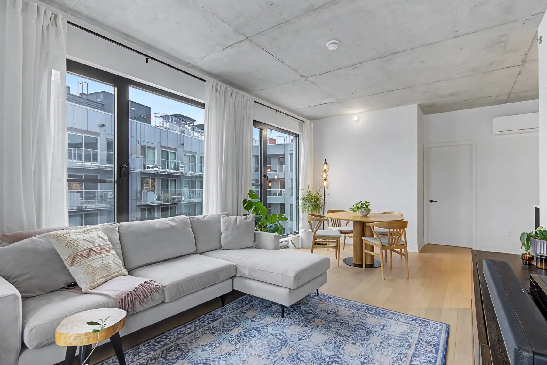 Salon meublé et lumineux d’un condo montréalais