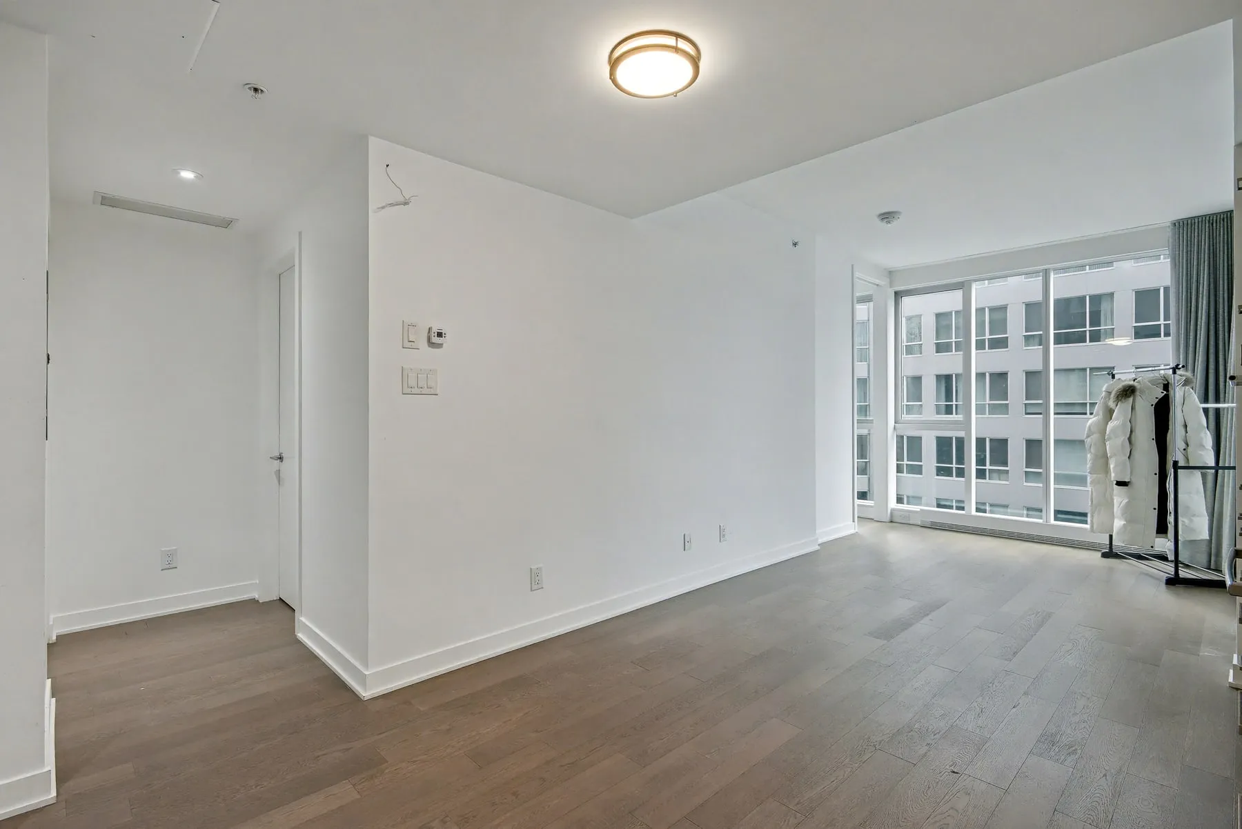 Pièce vide d’un condo du centre-ville, fenestration pleine hauteur