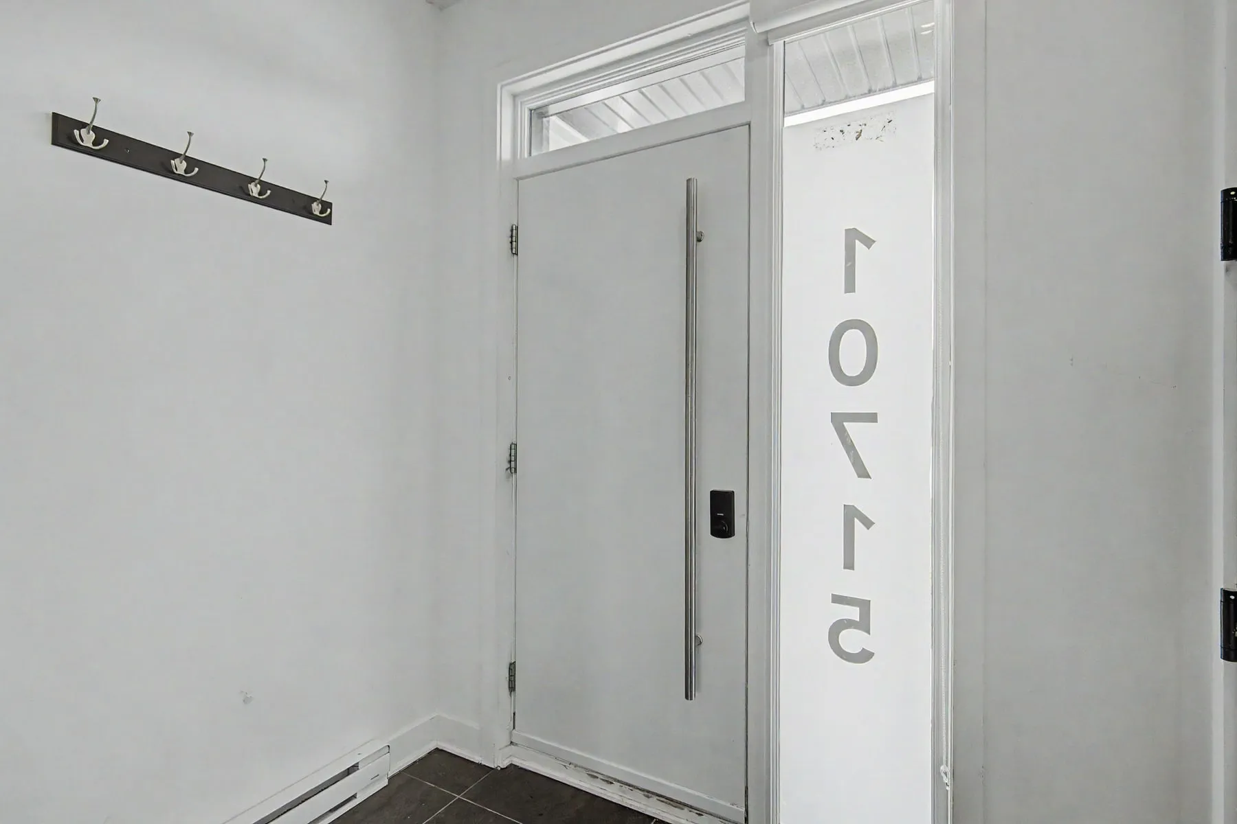 Hall d’entrée intérieur d’une maison de ville, porte et numéro civique